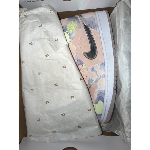 NIB woman’s size 11 Air Jordan 1 Mid SE - Picture 3 of 7